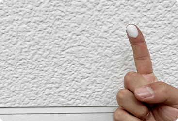 チョーキング現象（触ると粉が付く）